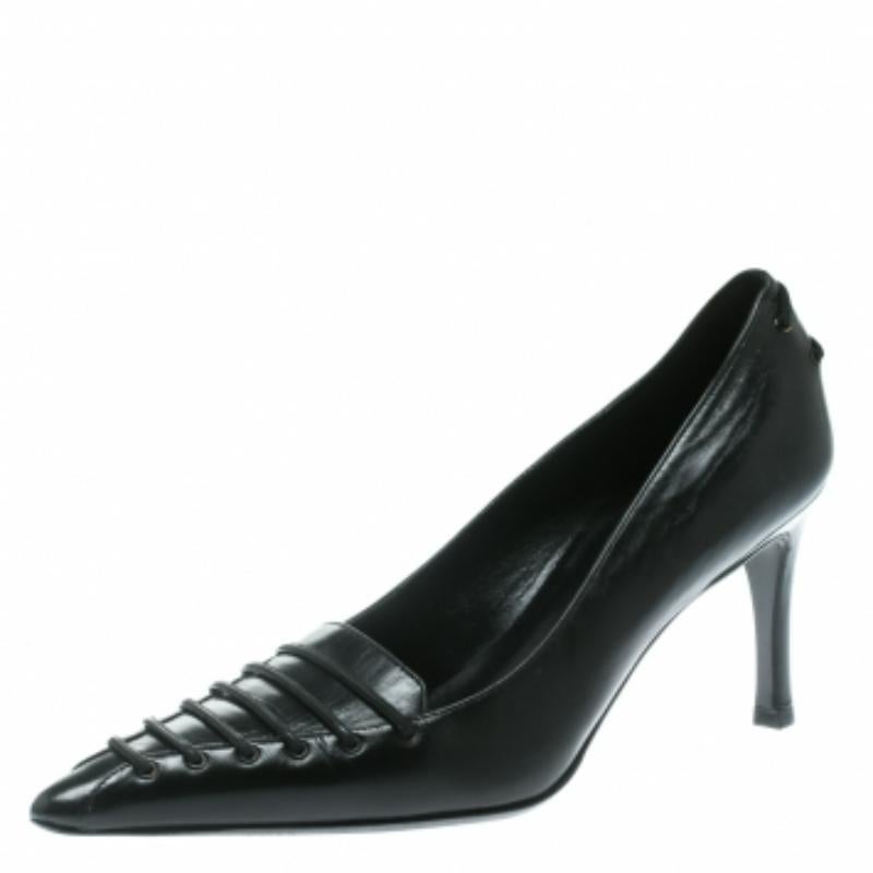 Redonnez un coup de jeune à votre collection de chaussures en y ajoutant cette paire d'escarpins classiques Gucci. Ils sont en cuir, à bouts pointus et reposent sur des talons de 8 cm. Rehaussez vos tenues de soirée et de travail en enfilant cette