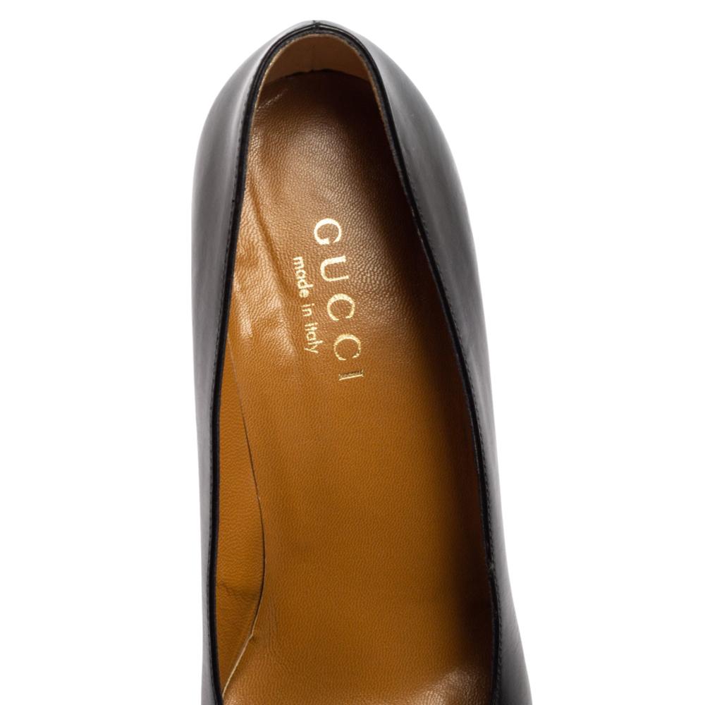 This pair of Gucci pumps is a timeless classic. They feature pointed-toes, leather soles, and a sophisticated silhouette overall. Step out in style flaunting these black shoes covered in leather.

