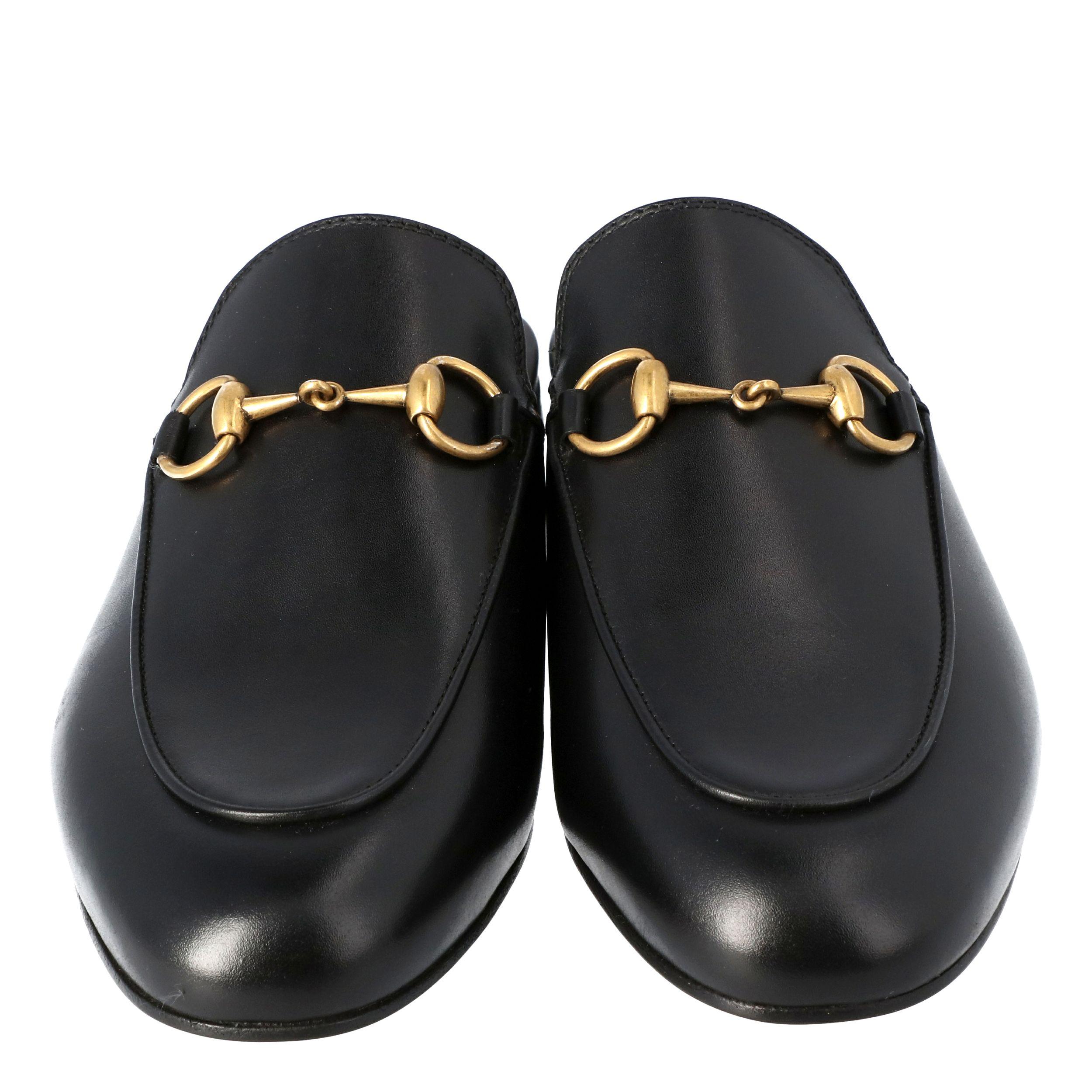 Characterized by a buckle embellished detail this pair of mules from the house of Gucci is designed to bring about a trendy twist to your casual attire. Flawlessly cut from leather, these black colored mules feature a slip-on structure and can be