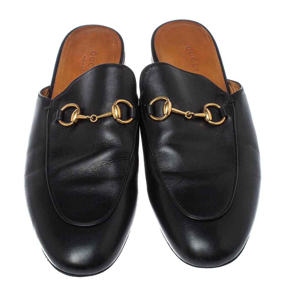 Characterized by the Horsebit motifs, this pair of mules from Gucci's house is designed to bring about a trendy twist to your casual attire. Flawlessly cut from leather, these black colored mules feature a slip-on structure and can be coupled with