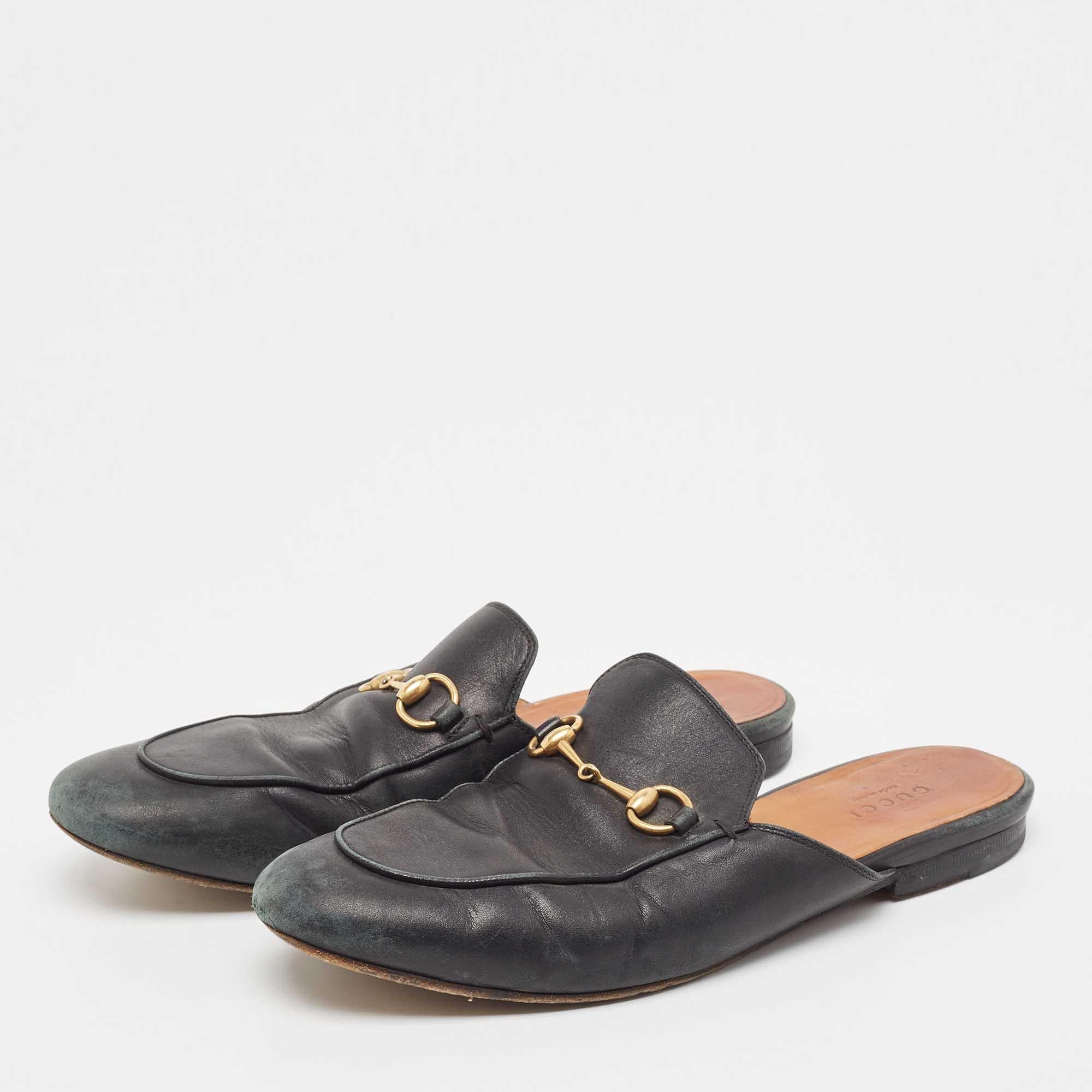 A perfect blend of luxury, style, and comfort, these Gucci mules are made using quality materials and will elegantly frame your feet. They can be paired with a host of outfits from your wardrobe.

