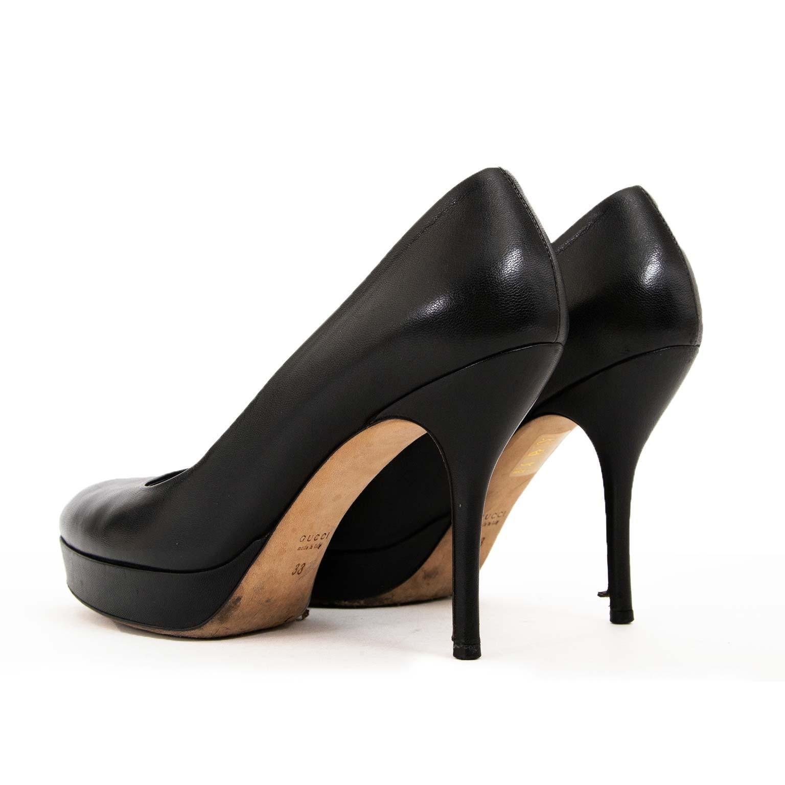 Good preloved condition

Gucci Black Leather Pumps - Size 38

Every woman needs black Gucci pumps in her closet. 
This pair of shoes is crafted in black leather and features a heel hight of 9 cm.
The platform sole makes it easy to walk on these