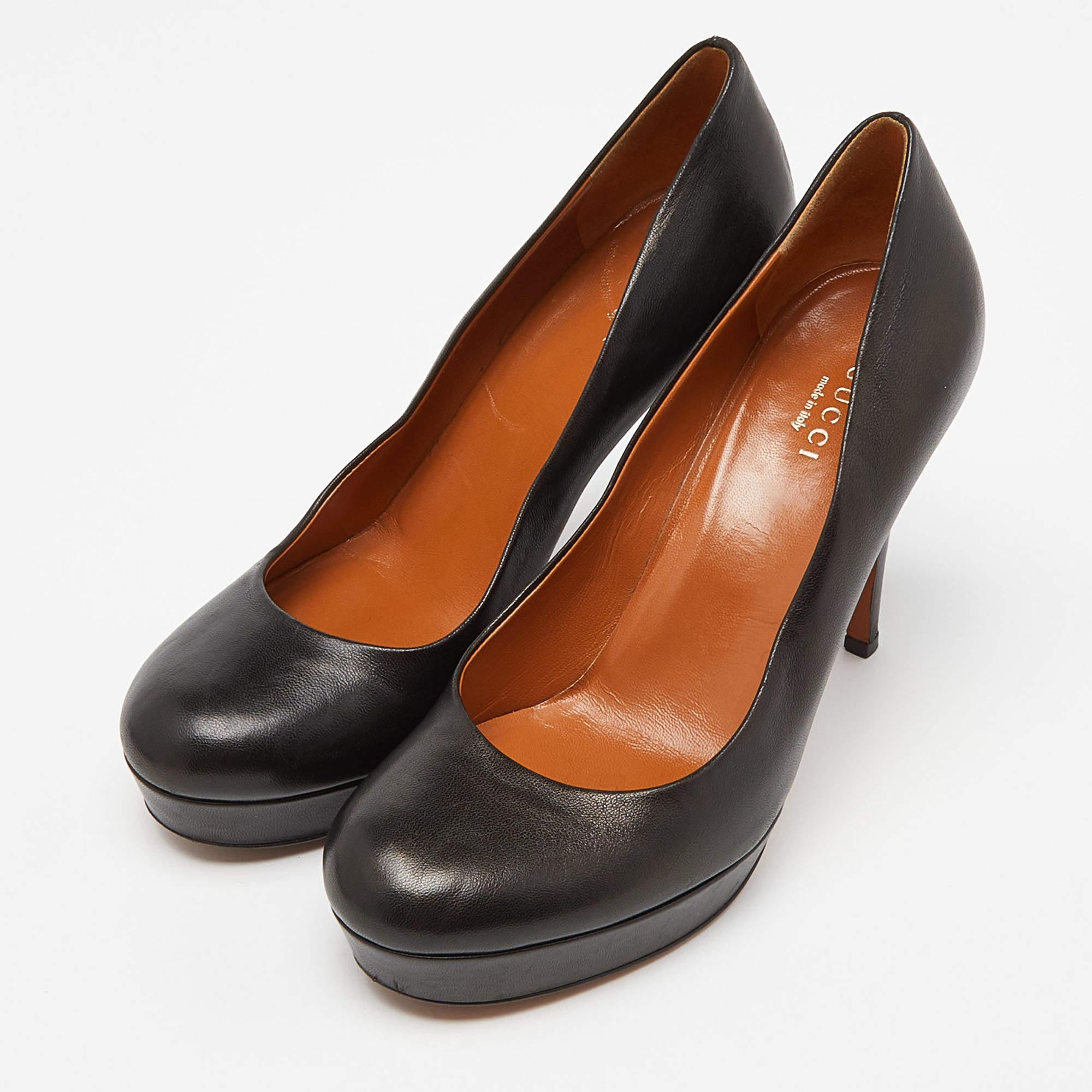 Dieses umwerfende Paar Pumps von Gucci verleiht Ihren Outfits mit Sicherheit mehr Klasse. Die runden Zehenpumps sind aus schwarzem Leder gefertigt und mit einer bequemen Innensohle ausgestattet. Sie sind mit einem 10,5 cm hohen Absatz und einem