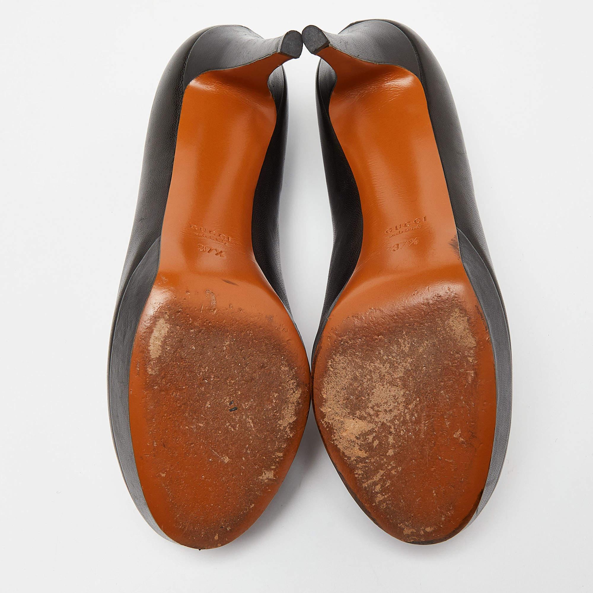 Schwarze Gucci Plateau-Pumps aus Leder mit runder Zehe Größe 37,5 im Angebot 2