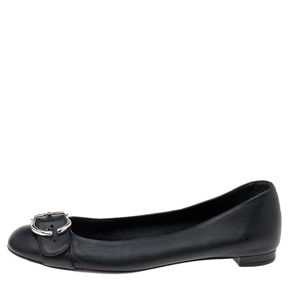 These Gucci flats look like they have fallen straight from a ballerina's shoe dream. Made wonderfully using black leather, the flats have round toes and silver-tone buckles on the uppers. They personify fashion and comfort.
