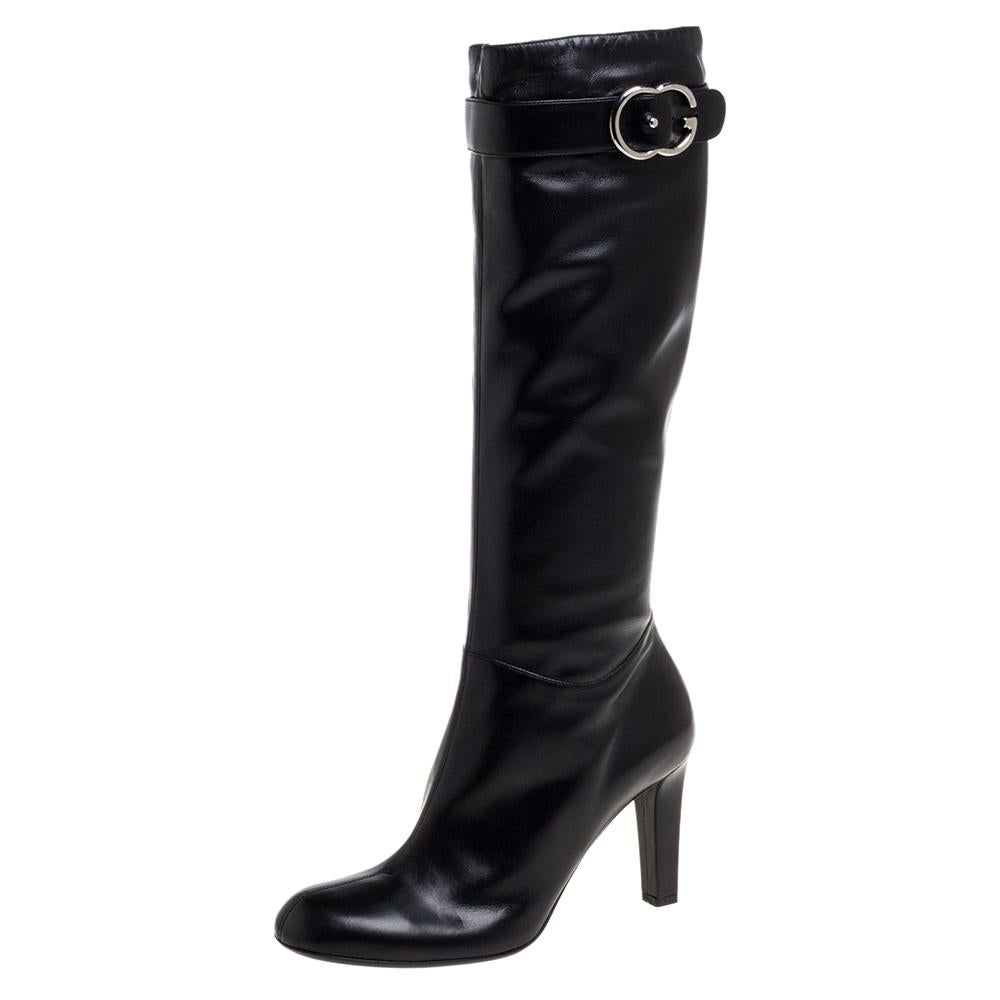These stunning boots by Gucci exude sophistication and deliver comfort. Crafted in Italy, they are made from quality leather and come in a classic shade of black. The exterior of these knee-length boots is made interesting with a silver-tone