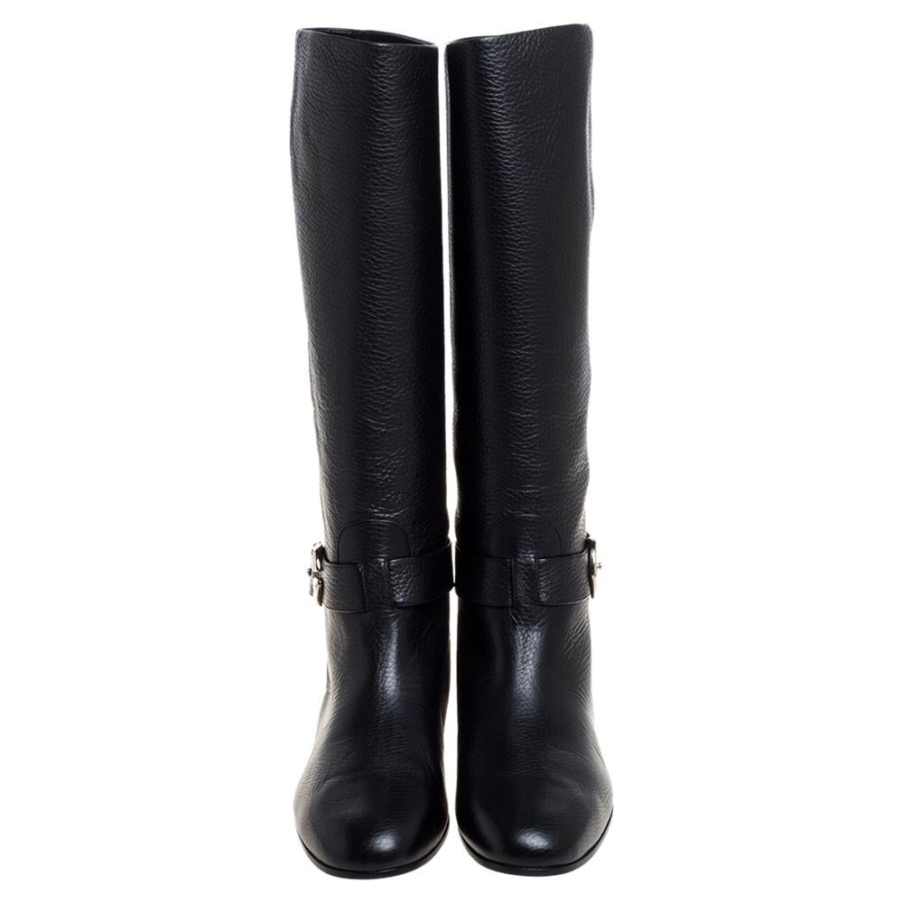 These are just the right boots to be seen in! Fashioned in black leather, the Gucci Riding boots feature round toes, double G detailing, and low heels. They're full of charm and luxe ease.

Includes: Original Box