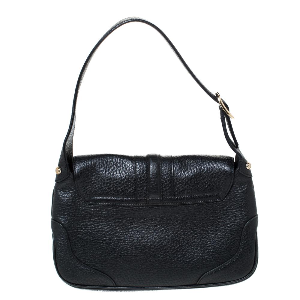 A handbag should not only be good-looking but also durable, just like this pretty bag from Gucci. Crafted from leather, this gorgeous number has the signature closure that opens up to a spacious nylon interior. Complete with a single handle, this
