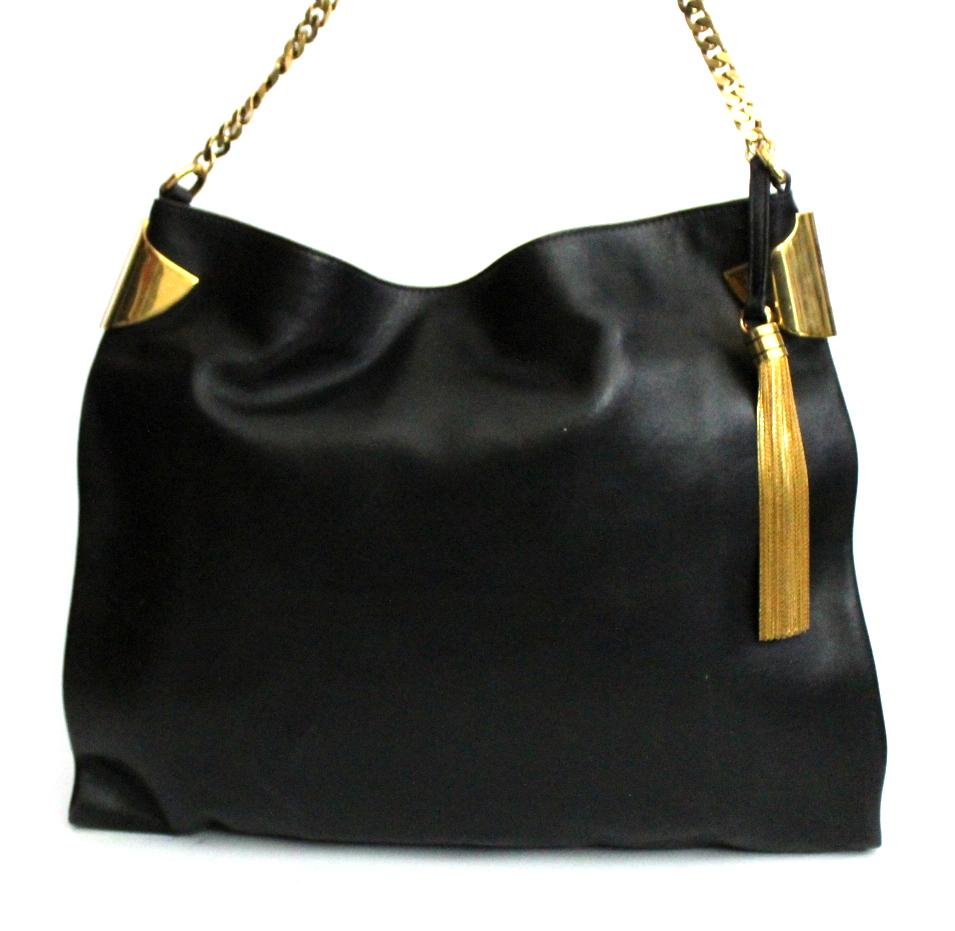 Beautiful and elegant Gucci bag in soft black leather with gold hardware.
Equipped with a chain handle to wear it comfortably on the shoulder.
Enriched on the front by a charms.
The bag has a button closure, internally large and equipped with
