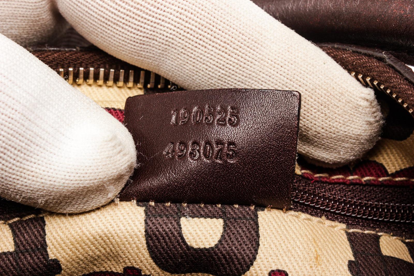 Gucci Umhängetasche aus schwarzem Leder mit Ledermaterial und goldfarbenen Beschlägen im Angebot 1