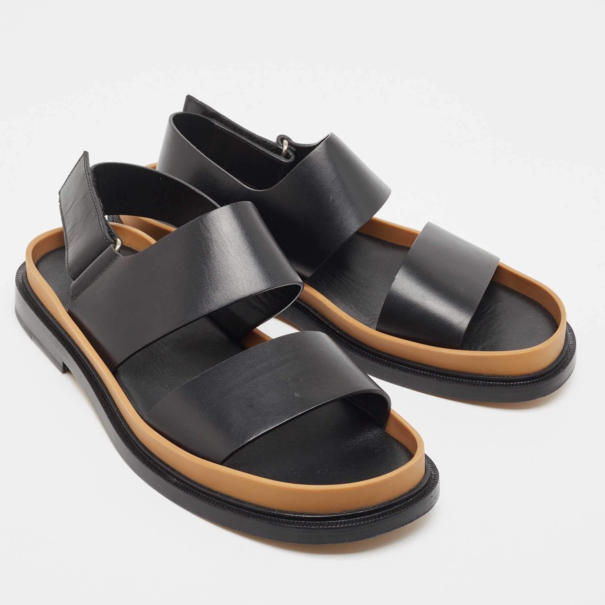 Gucci Black Leather Slingback Flat Sandals Size 44 In Excellent Condition For Sale In Dubai, Al Qouz 2