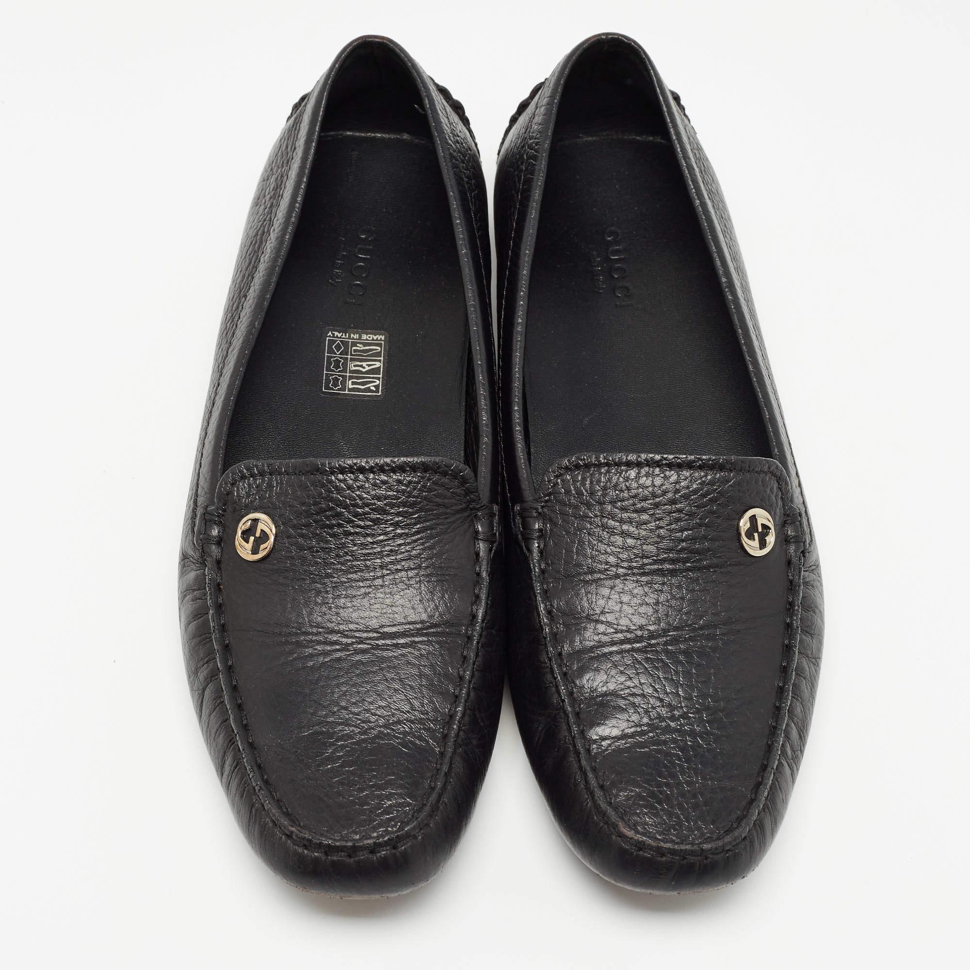 Um Ihre Kleidung perfekt zu ergänzen, bringen wir Ihnen dieses Paar Loafer, die nichts als Stil sprechen. Die Schuhe wurden mit viel Geschick gefertigt und sind so konzipiert, dass sie sich leicht anziehen lassen. Sie sind genau die richtige Wahl,
