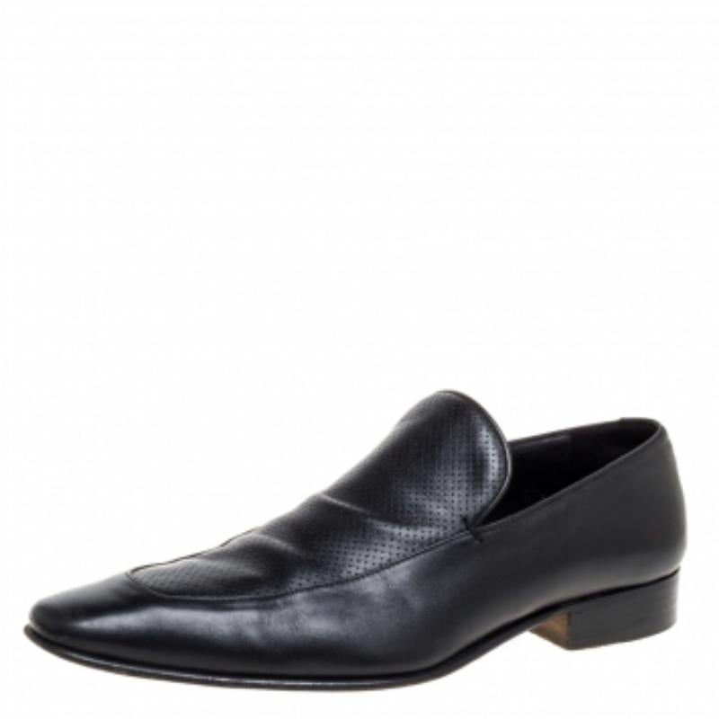 Stylish and super comfortable, these slip-on loafers by Gucci will make a great addition to your shoe collection. They have been designed using leather and styled with square toes and perforated details on the uppers. Leather insoles and tough