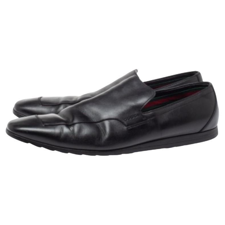 This pair of loafers by Gucci is a buy to wear and treasure. They've been crafted from black leather and styled with brand details on the sides. Comfortable leather-lined insoles and durable rubber outsoles complete the pair.
