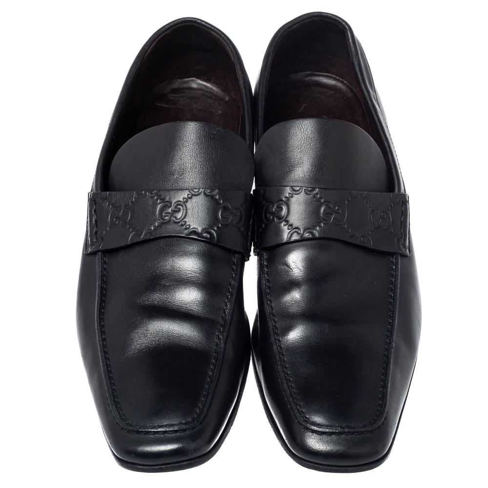 Simple, stylish, and comfortable, Gucci's loafers are a must-have in your wardrobe. Skillfully crafted in Italy from black leather, they feature straps made from Guccissima leather on the vamps. The loafers are finished off with square toes and