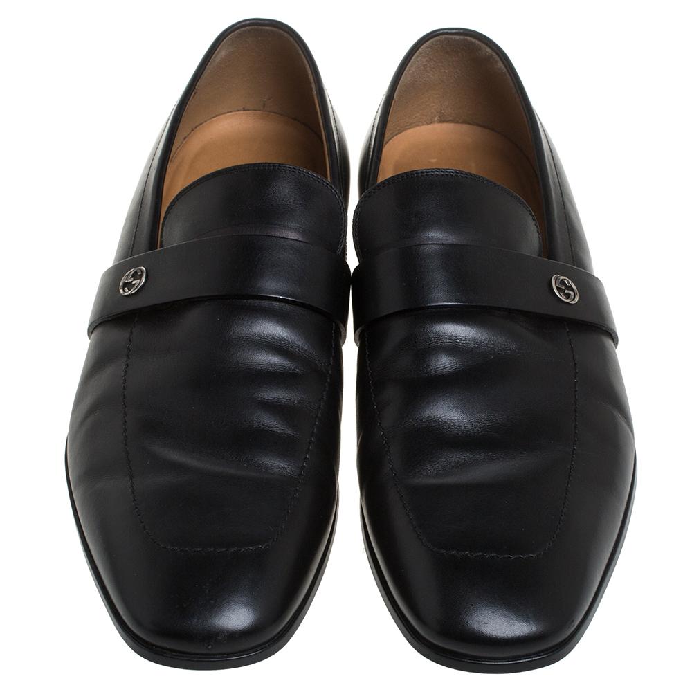 Sleek and luxe, these loafers by Gucci will enhance your ensembles by giving them an edge. Meticulously crafted from black leather, they carry fine stitching touches and GG logo detailed straps on the vamps. The pair is complete with tough rubber