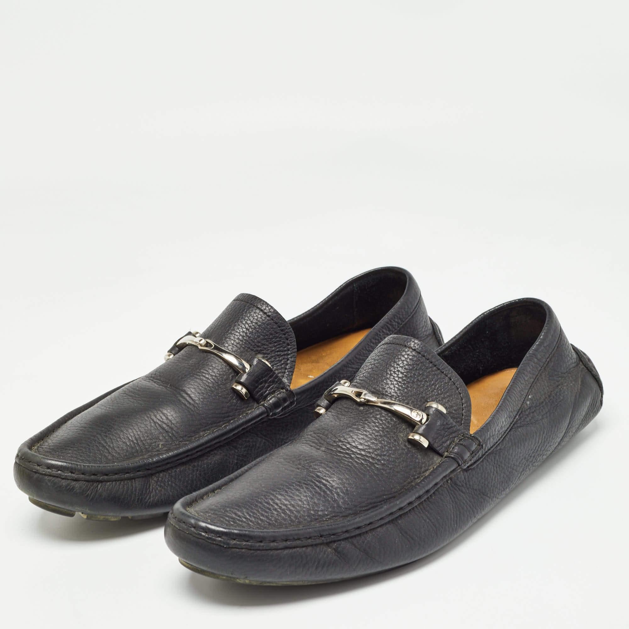 Conçue pour vous offrir un confort Lux où que vous alliez, cette paire de mocassins signée Gucci vaut vraiment le coup d'œil. Ces chaussures ont été réalisées en cuir dans une teinte noire.