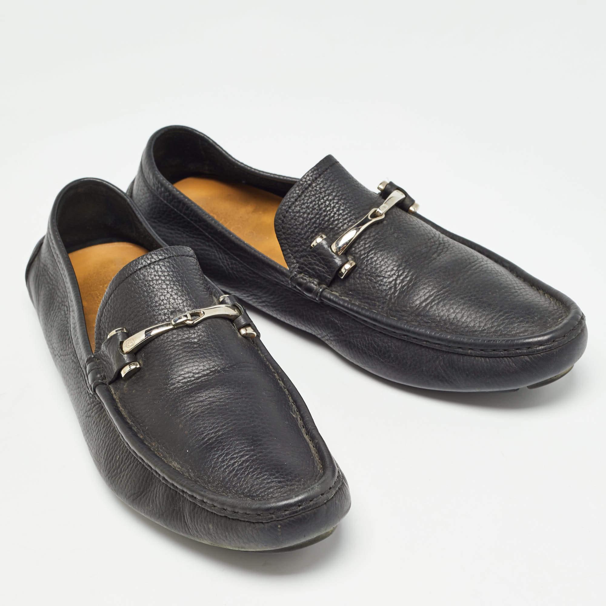 Mocassins en cuir noir de Gucci Taille 44 État moyen - En vente à Dubai, Al Qouz 2