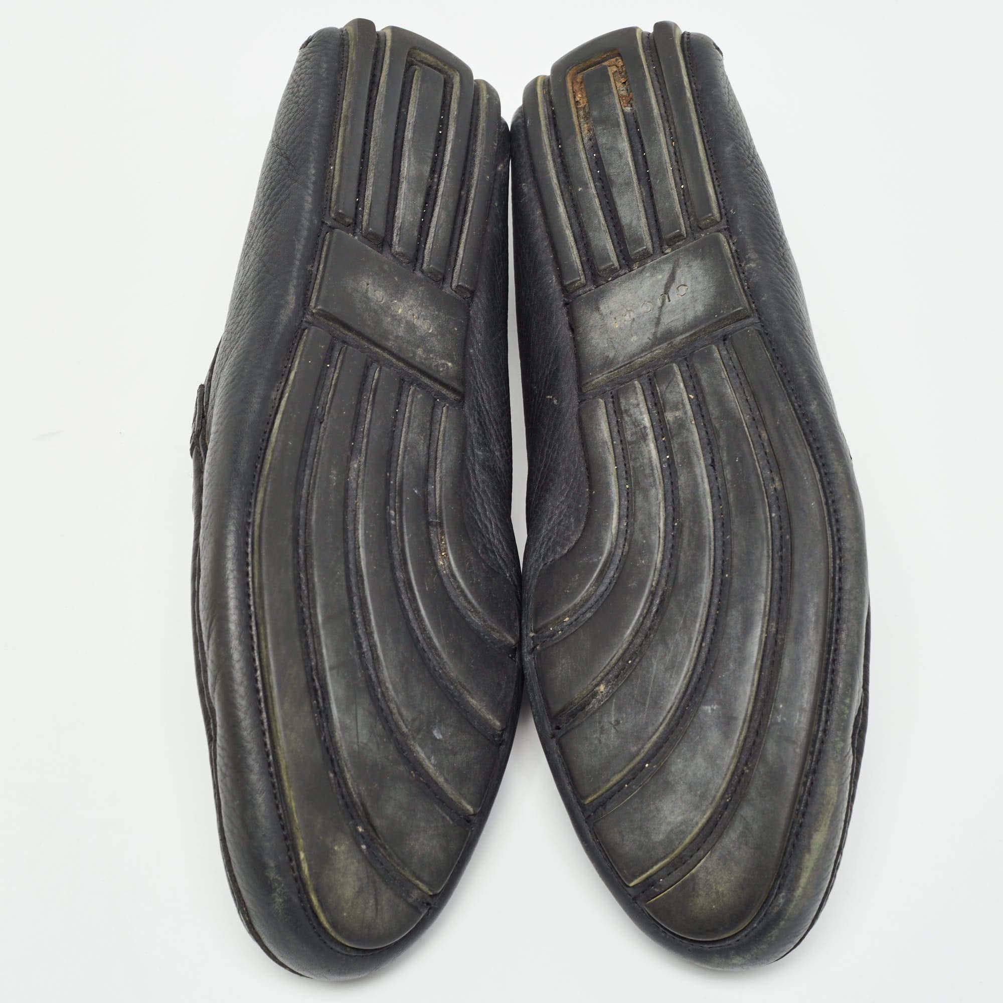 Mocassins en cuir noir de Gucci Taille 44 en vente 1