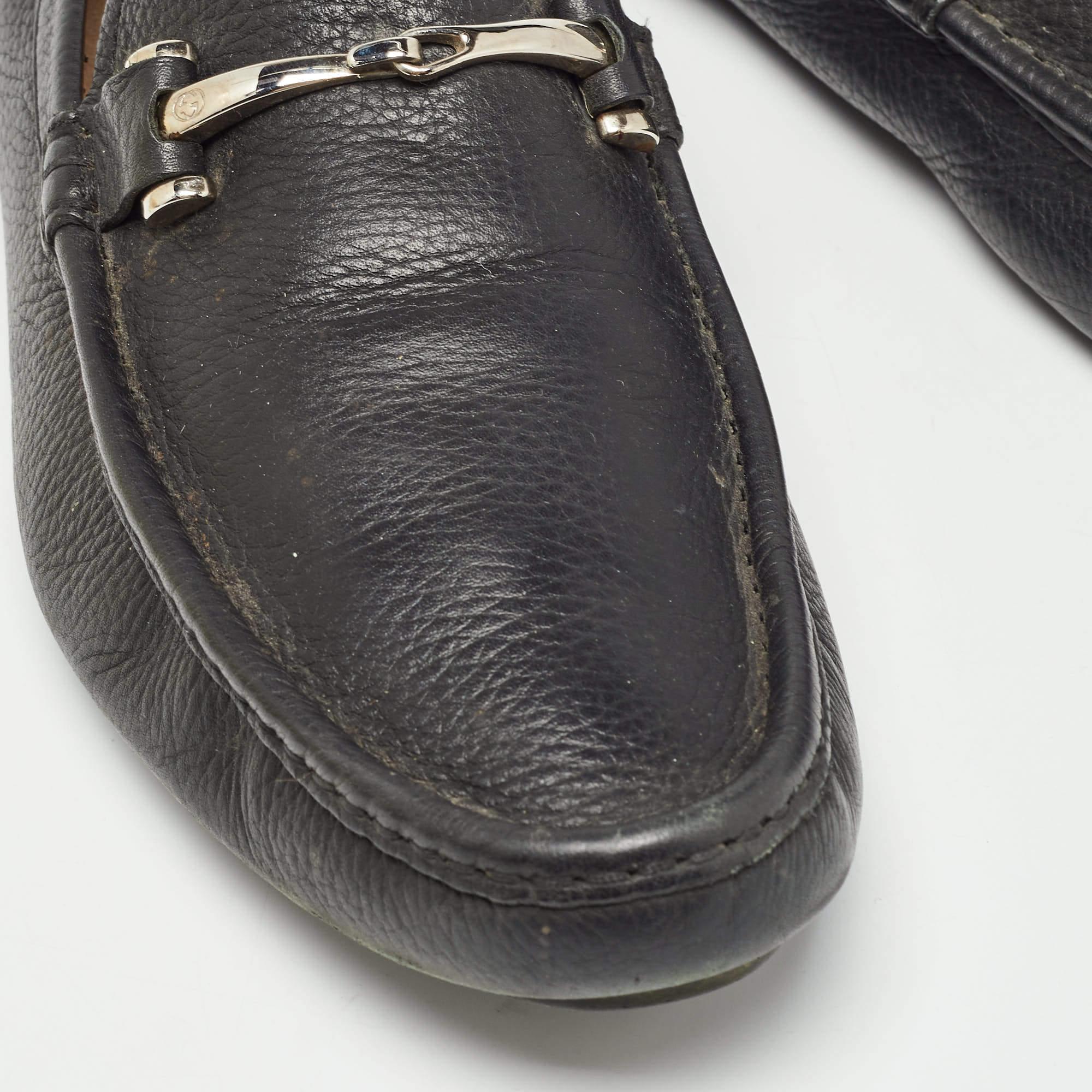 Mocassins en cuir noir de Gucci Taille 44 en vente 2