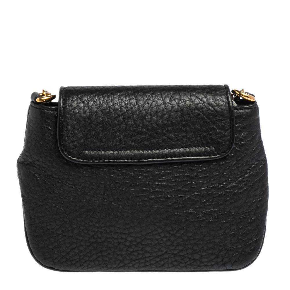 Um ein brillantes Modestatement abzugeben, ist diese Handtasche von Gucci genau das Richtige für Sie! Diese stilvolle und handwerklich hochwertige 1973 Crossbody Bag wurde aus schwarzem Leder gefertigt und verfügt über eine Klappe, die sich öffnen