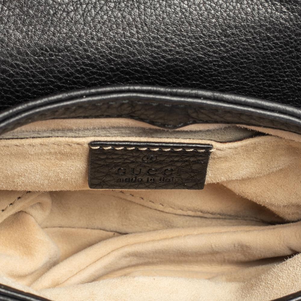 Gucci Kleine 1973 Crossbody-Tasche aus schwarzem Leder mit Kette 3