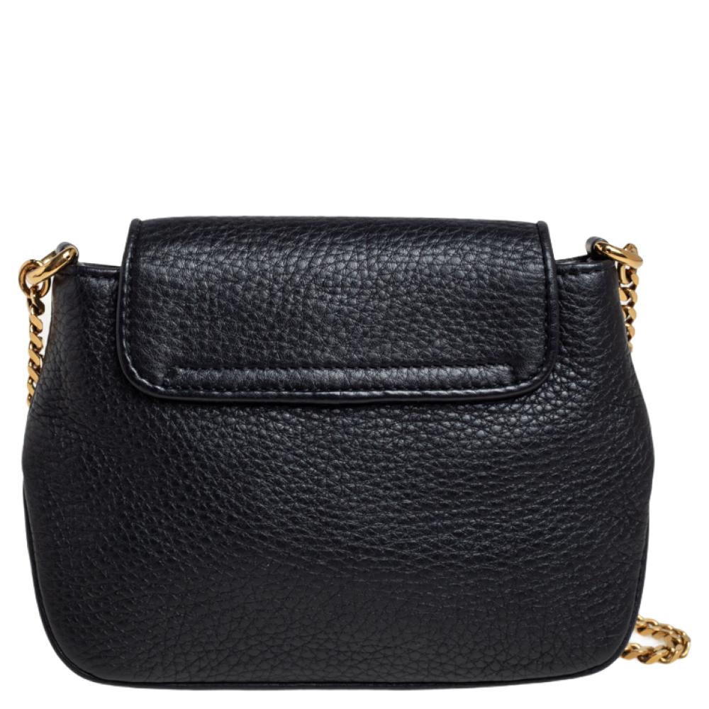 This women's bag by Gucci is designed to be an essential wardrobe accessory! High in style and craftsmanship, this 1973 crossbody bag has been crafted from black leather and lined with suede. The bag is complete with a gold-tone chain and the brand