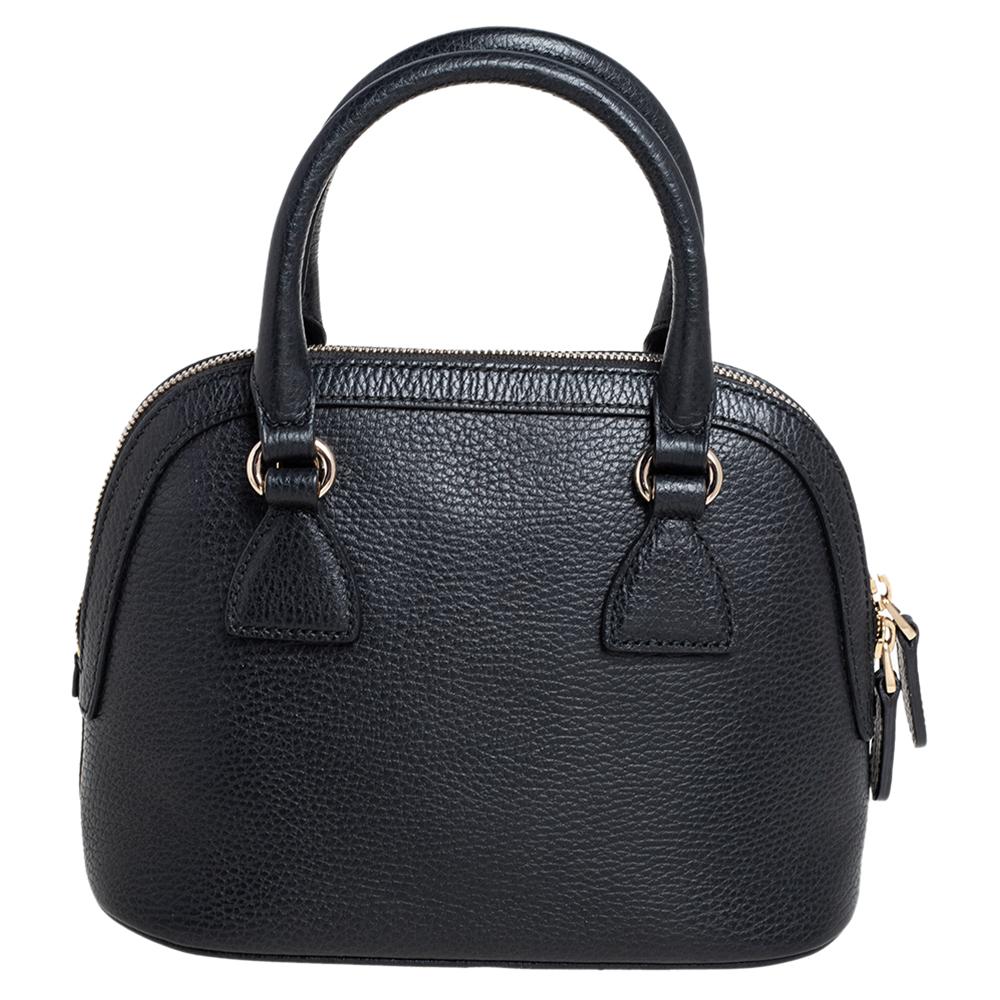 Characterized by a smart dome shape, this satchel from the house of Gucci is a chic way to carry your everyday essentials in style. Elegantly crafted from lush leather, this bag adds an exquisite touch to your casual attire and makes sure you flaunt