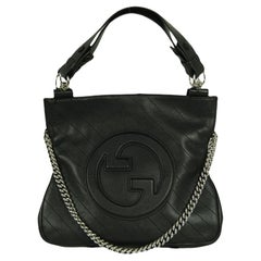 Gucci Borsa a tracolla piccola in pelle nera con logo GG Blondie