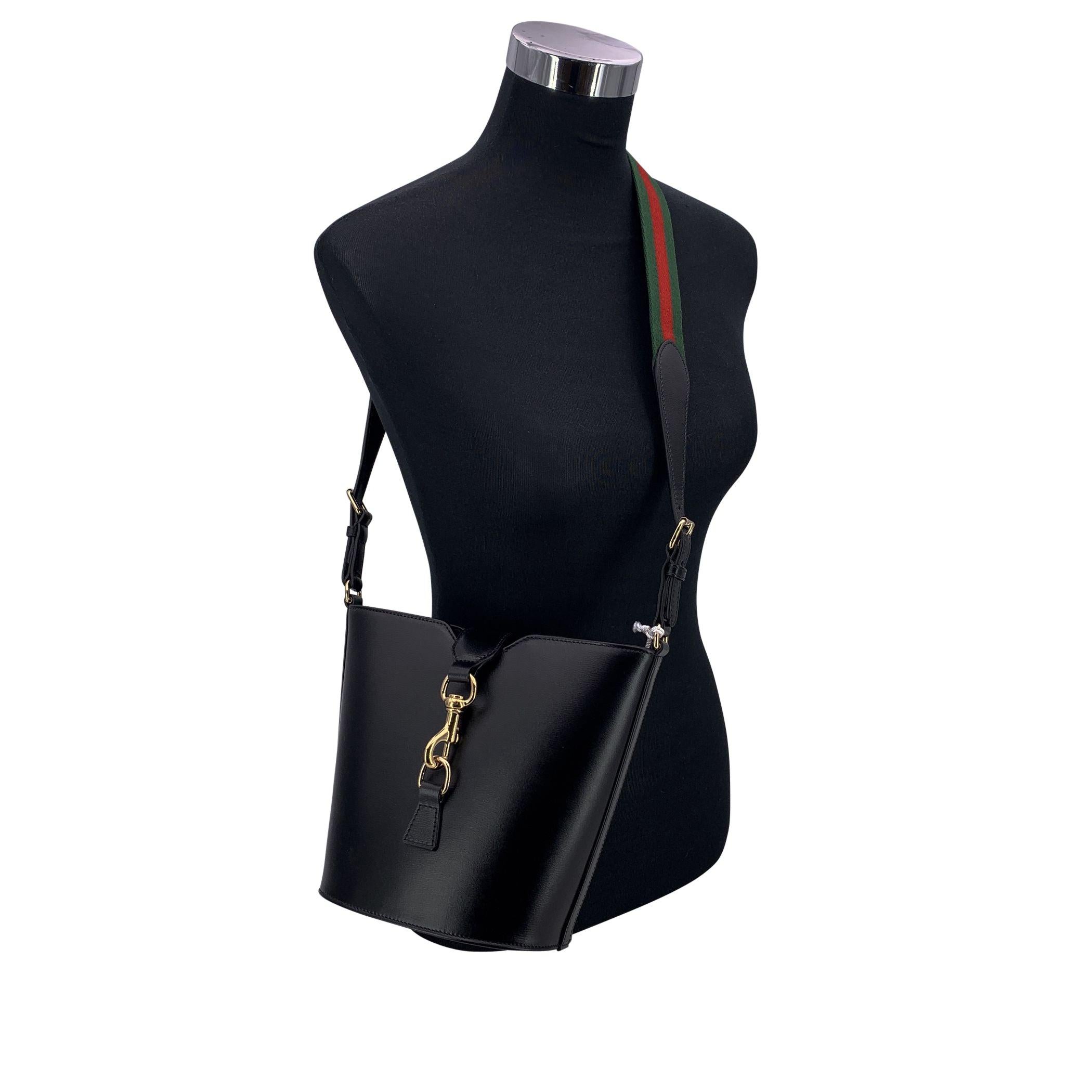 La borsa a tracolla Gucci Small Jackie Bucket è un accessorio elegante e versatile realizzato in pelle nera liscia. Il suo design iconico è caratterizzato da una chiusura a gancio e dalla caratteristica tracolla Greene & Greene, che unisce