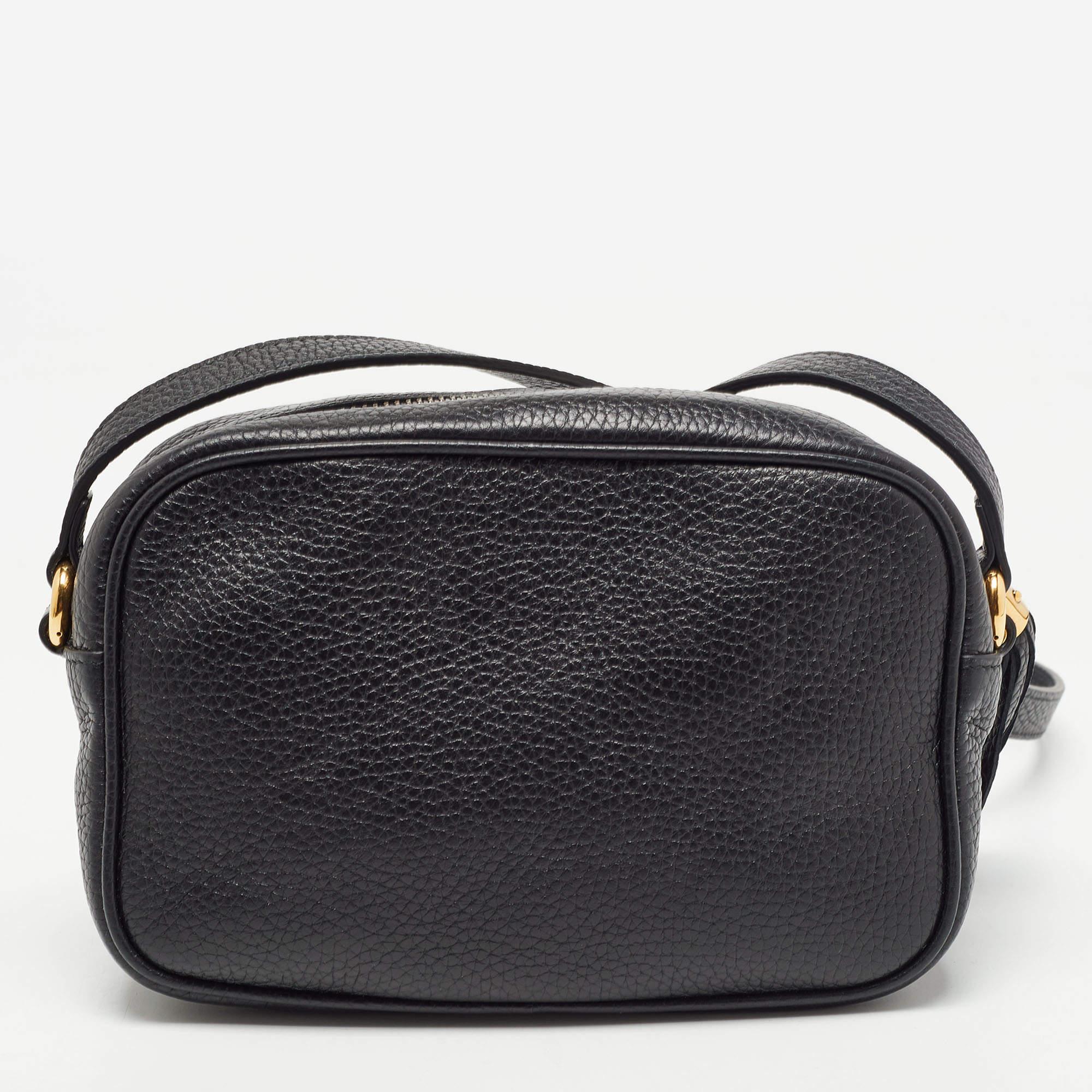 Ideal for both evening and daytime outings, this Soho Disco bag by Gucci deserves to be in your closet. Made from leather, the exterior features an oversized interlocking G logo on the front, and the interior is secured by a zip closure. The bag