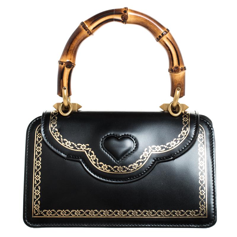 This bag is found in the hands of celebrity divas across the world. Trust Gucci to design a gorgeous accessory like this attractive bag and deliver functionality effortlessly. Crafted in Italy, it is made from quality leather and comes in a classic