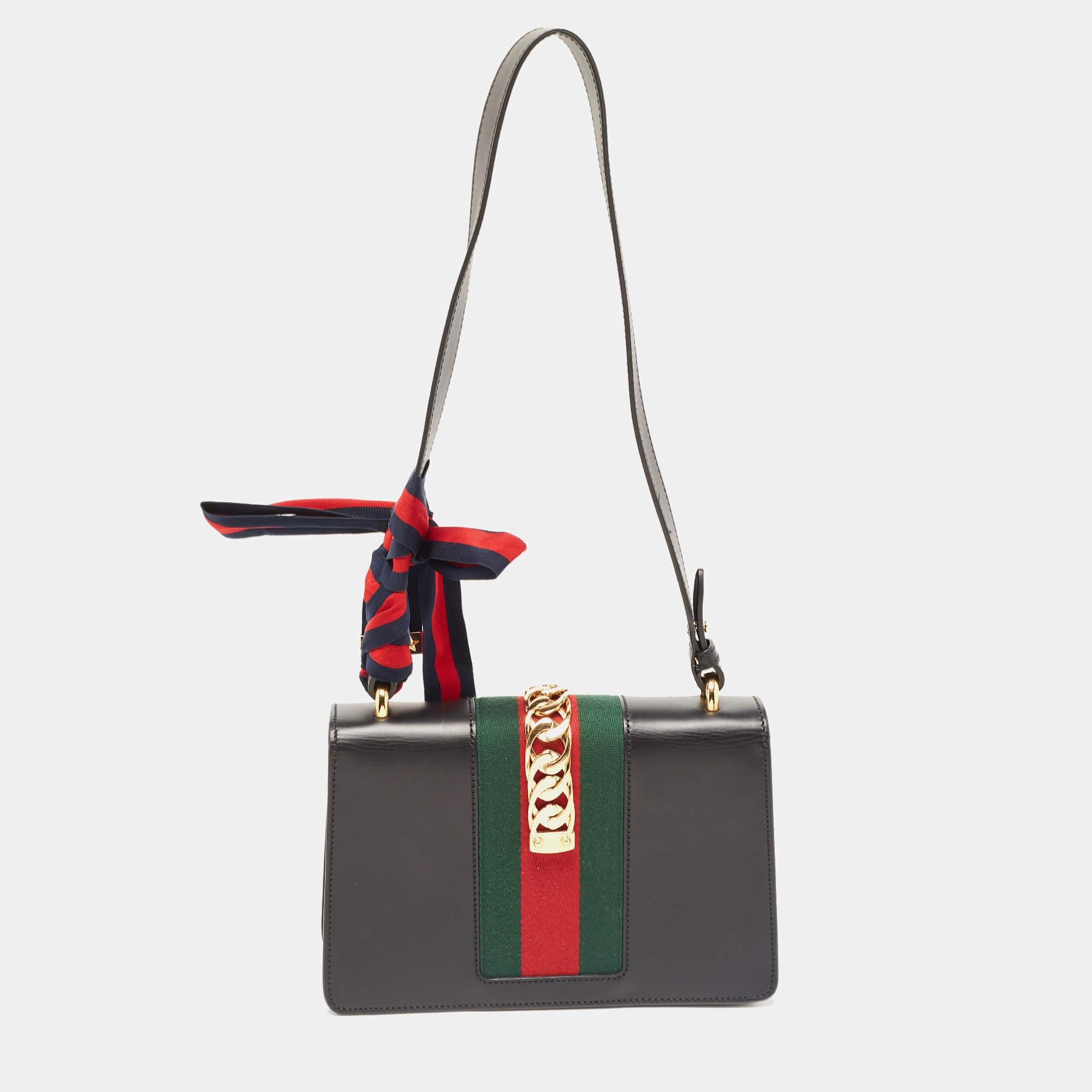 All the designs from Gucci, like this Sylvie bag, reflect a sense of innovation and tradition. Crafted from leather with a brand signature all over, it is admired for its alluring finish. The dual carrying options make it practical, and the