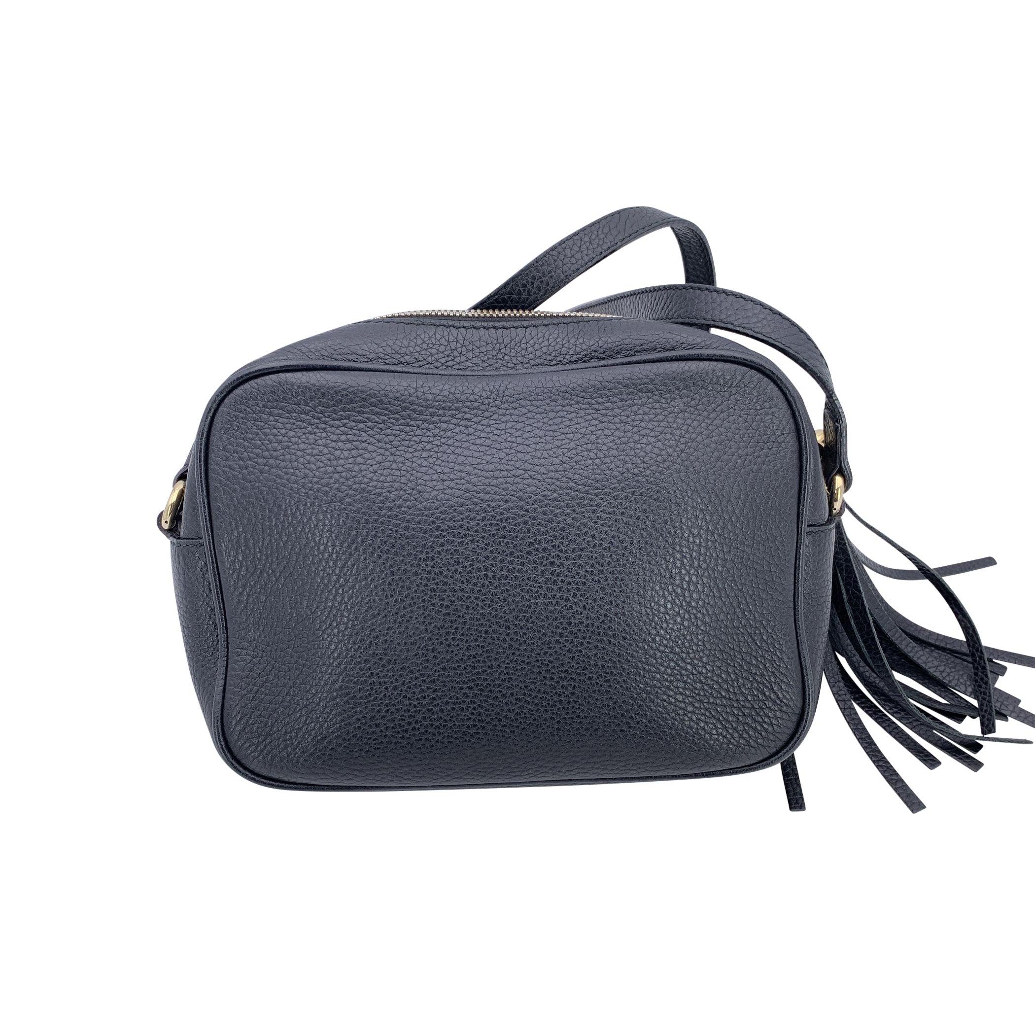 Noir Gucci - Petit sac à bandoulière en cuir noir avec logo GG SOHO en vente