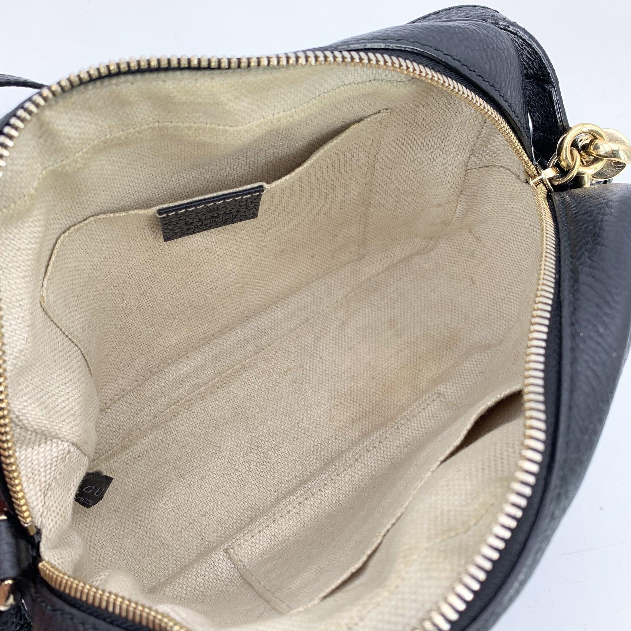 Gucci - Petit sac à bandoulière en cuir noir avec logo GG SOHO Pour femmes en vente