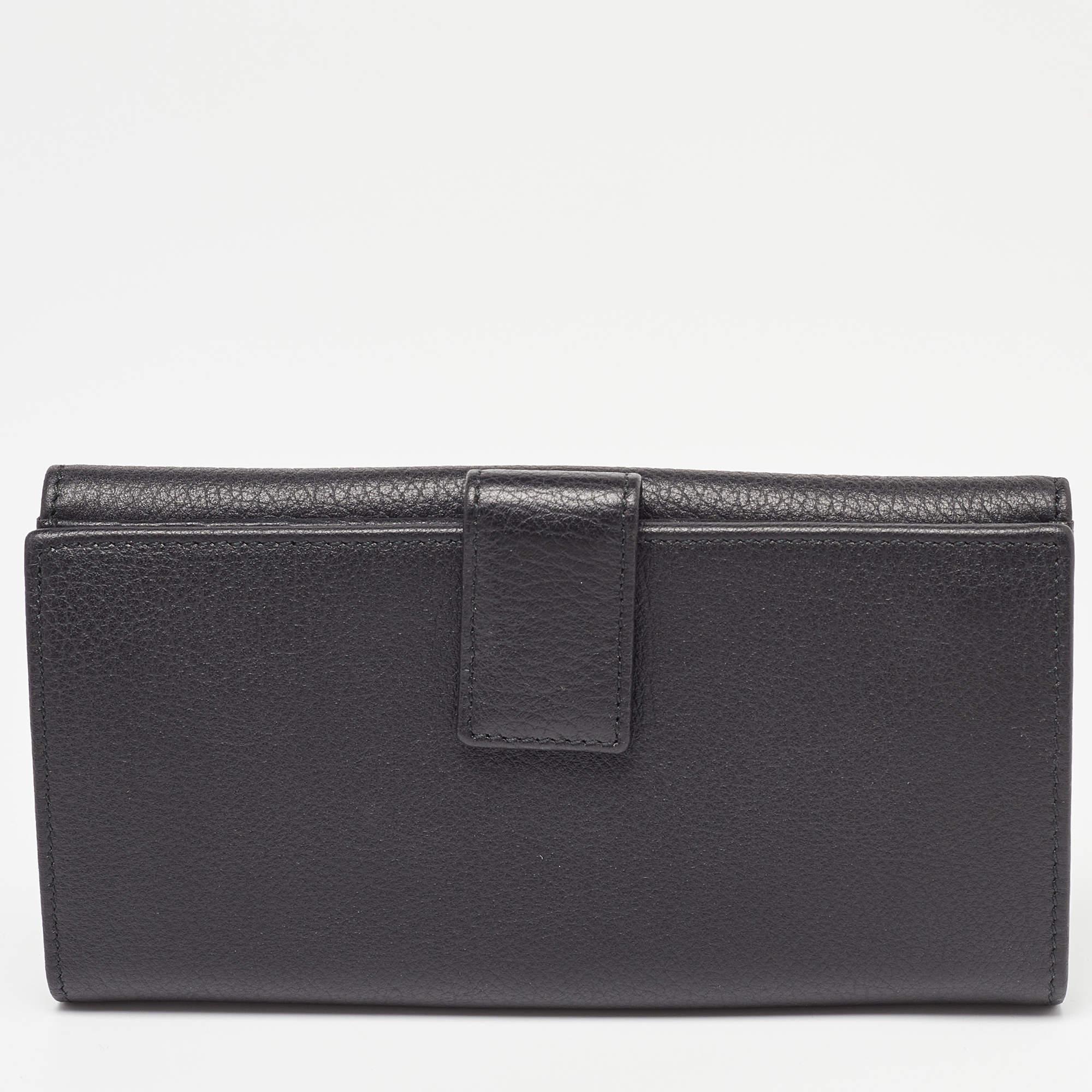 Ce portefeuille Gucci est un accessoire idéal pour tous les jours. Il est fabriqué à partir de matériaux de qualité à l'extérieur et comporte un intérieur compartimenté.

Comprend : Boîte d'origine, livret d'information