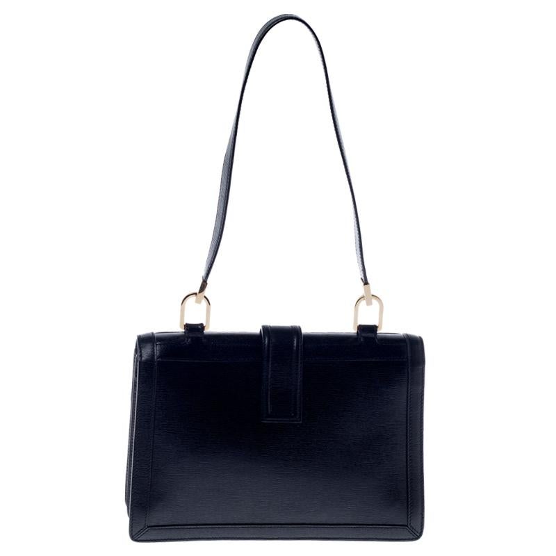 Nun:: diese Gucci Flap Tasche ist das:: was eine Dame gerne zur Schau stellen würde. Diese Tasche ist aus Leder gefertigt und hat einen Schulterriemen. Diese Tasche hat einen Überschlag mit einem eindrucksvollen G-Logo in Goldtönen. Das Innere ist