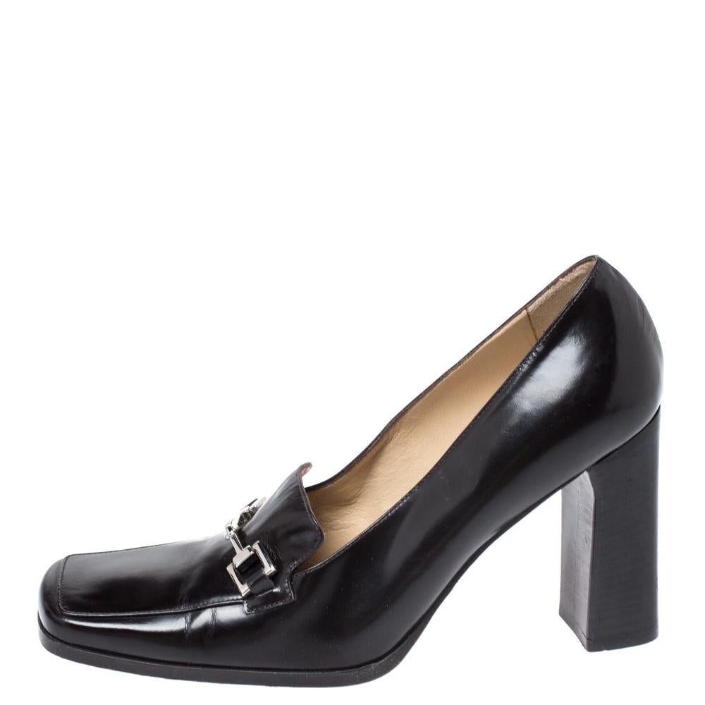 Give your office looks an elegant update with these Gucci pumps. They are crafted from black leather and feature silver-tone horsebit accents on the vamps along with square toes. The insoles are leather lined and the pair is complete with 9cm block