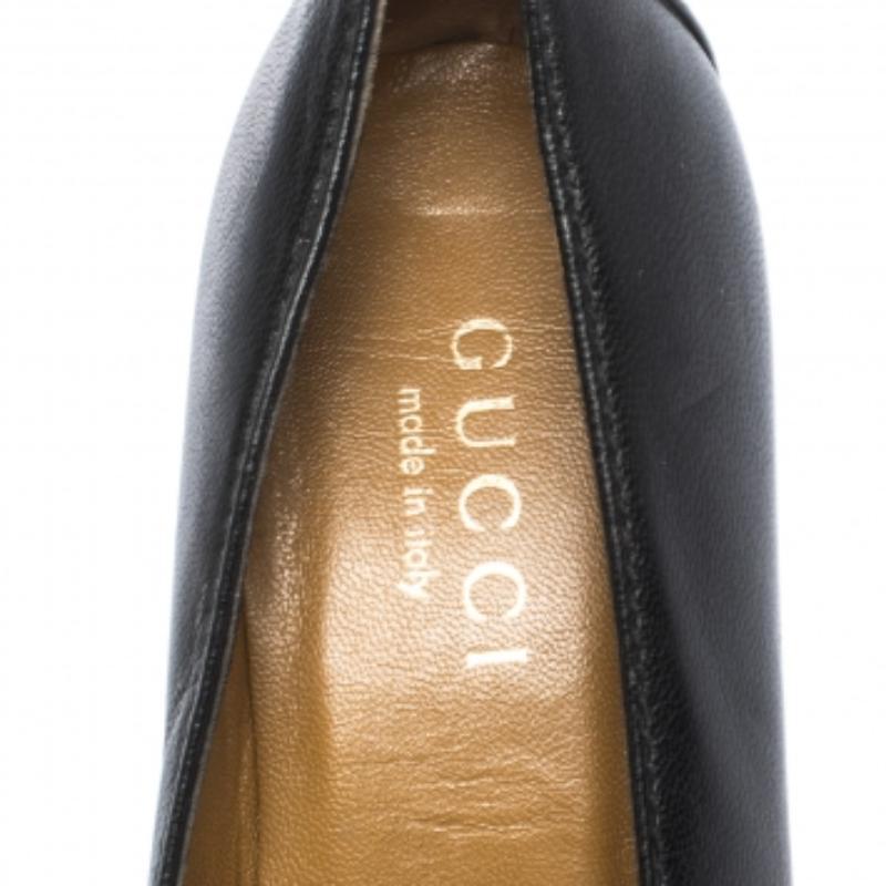 Ces élégants escarpins Gucci seront votre option préférée en toute occasion. Confectionnés en Italie, ces escarpins en cuir sont dotés d'orteils carrés et de talons blocs de 7 cm, élégants et confortables. Elles sont dotées d'une doublure en cuir.