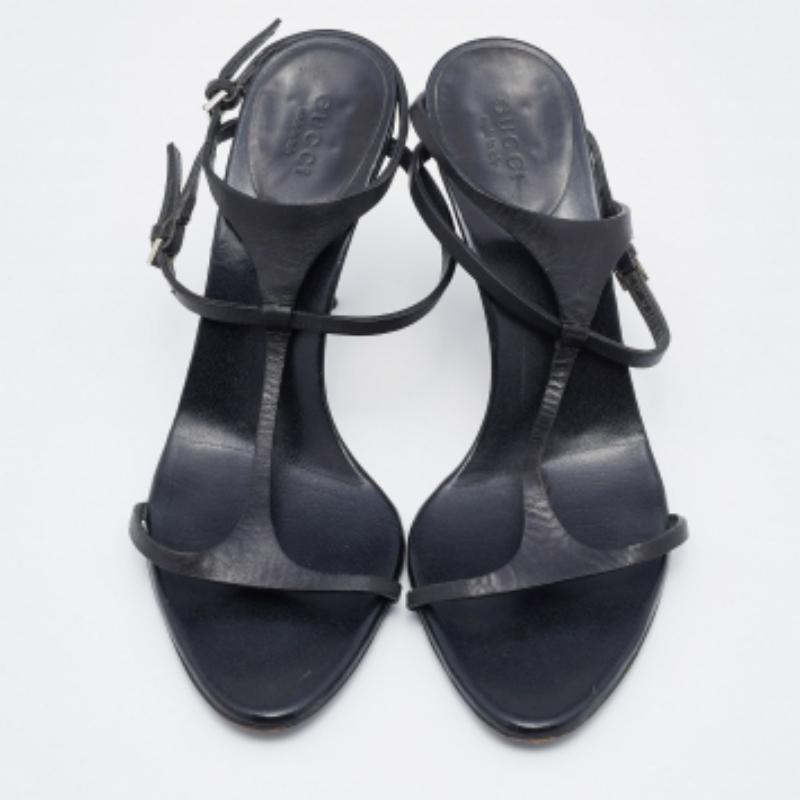 Diese Sandalen umrahmen Ihre Füße auf elegante Weise. Sie sind aus hochwertigen MATERIALEN gefertigt, haben ein edles Design und bequeme Innensohlen.