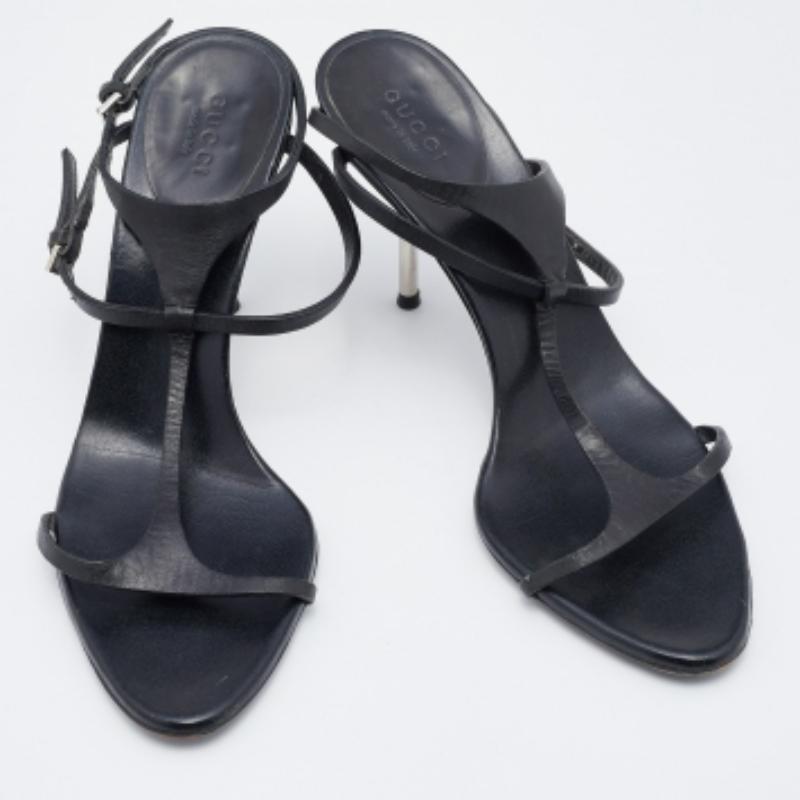 Schwarze Gucci Riemchensandalen aus Leder Größe 37,5 im Zustand „Gut“ im Angebot in Dubai, Al Qouz 2