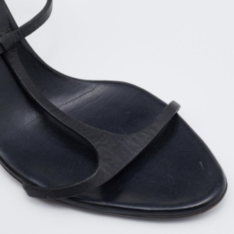 Schwarze Gucci Riemchensandalen aus Leder Größe 37,5 im Angebot 1