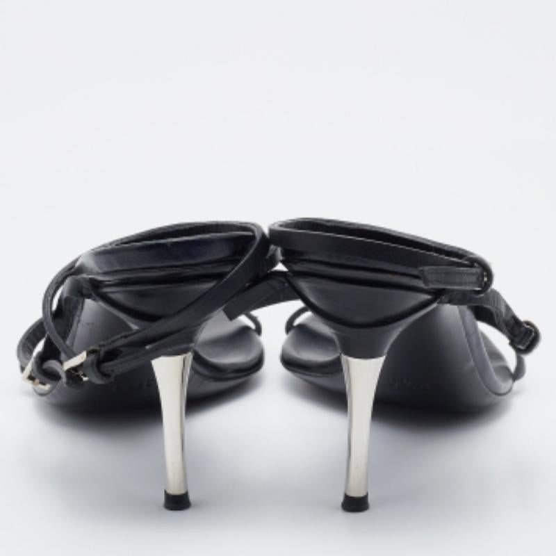 Schwarze Gucci Riemchensandalen aus Leder Größe 37,5 im Angebot 2