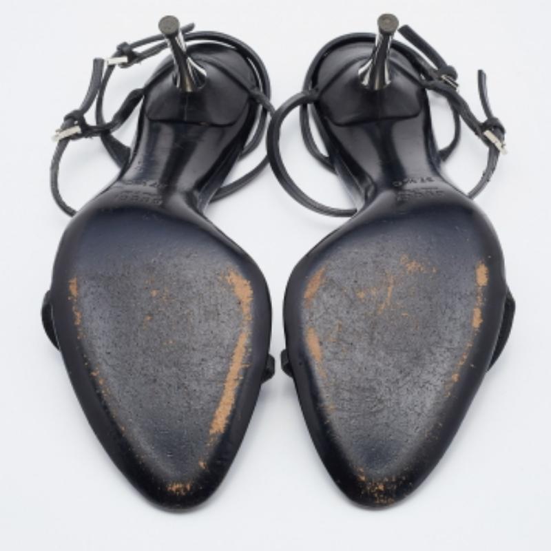 Schwarze Gucci Riemchensandalen aus Leder Größe 37,5 im Angebot 3