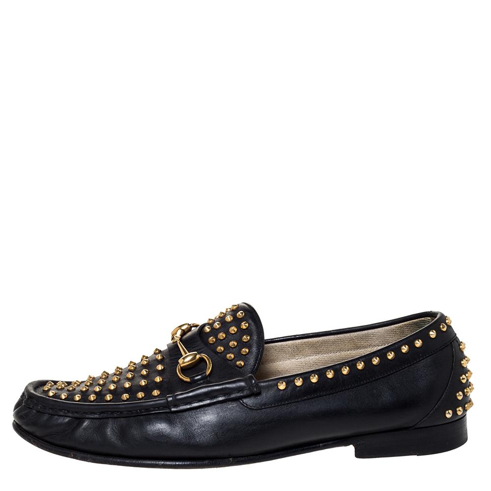 The 1953 Horsebit shoe by Gucci comes in black leather with this pair. Sewn beautifully, the loafer features the inimitable Horsebit motif on the uppers as well as stud embellishments, soft leather insoles for all-day comfort, and durable soles for