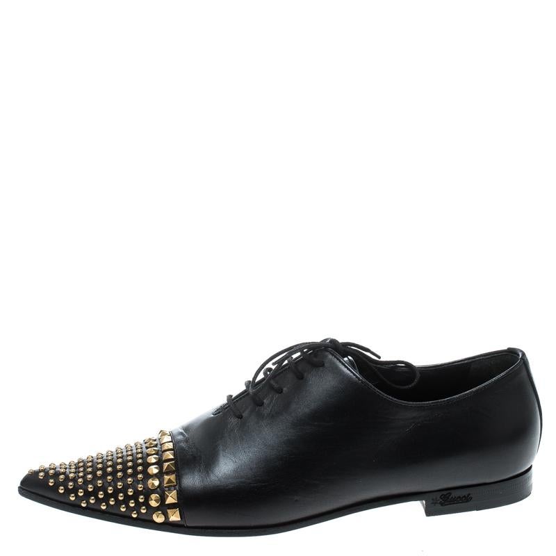 These black loafers from Gucci spell nothing but chic! They have been crafted from leather and feature pointed toes with gold-tone studs detailed on them. They flaunt lace-ups on the vamps and come equipped with comfortable insoles. This is one pair