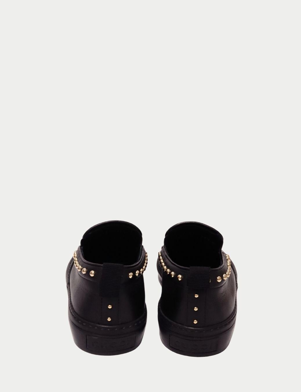 Noir Chaussures à enfiler en cuir noir clouté de Gucci - EU 35.5 en vente