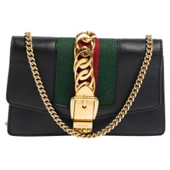 Gucci - Super mini portefeuille Sylvie en cuir noir sur chaîne