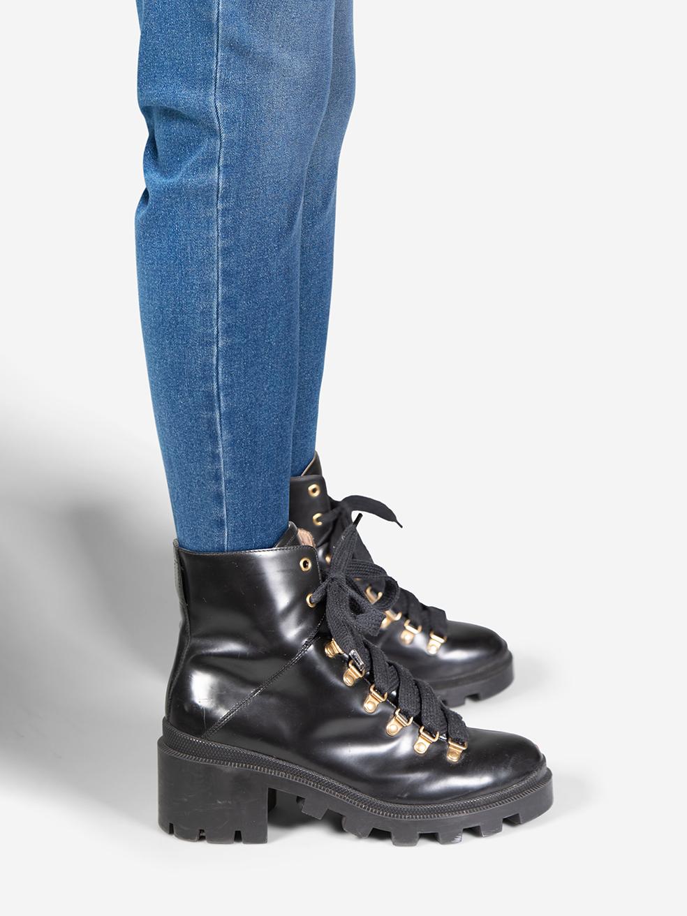 La condizione è buona. Sono evidenti lievi segni di usura sugli stivali. Abrasione su tutte le aree in pelle e sul tallone di entrambe le scarpe. Pilling e spuntature sulla trama dei lacci di questo articolo usato di Gucci.
 
 Dettagli
 
 
 Modello: