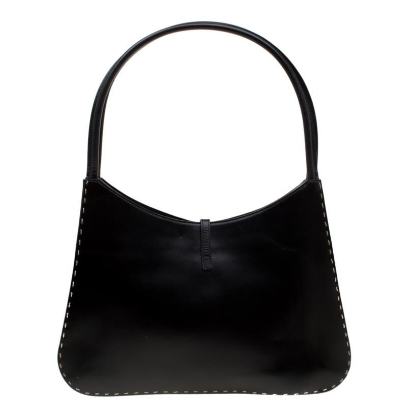 Make an impressive appearance with this well-made bag by Gucci. Crafted from leather, it has topstitch detailing and a metal plaque. The bag is equipped with a single handle and a spacious nylon interior. A staple for the fashionistas, this black